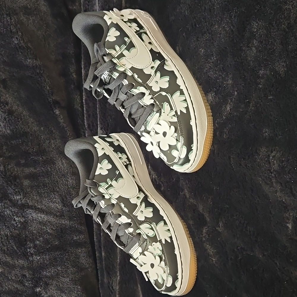 Nike Air Force 1 LV8 1